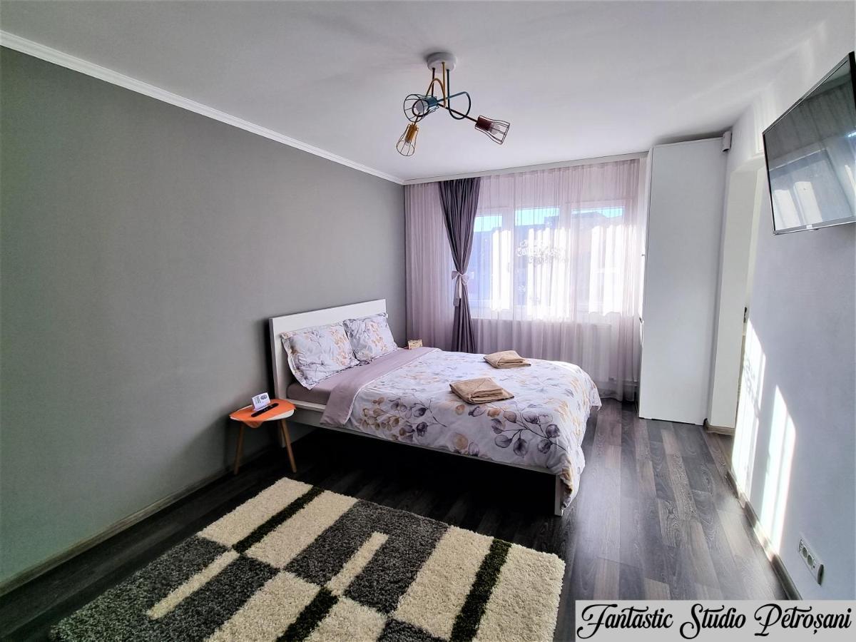 ~Fantastic Studio Petrosani~ Apartamento Exterior foto
