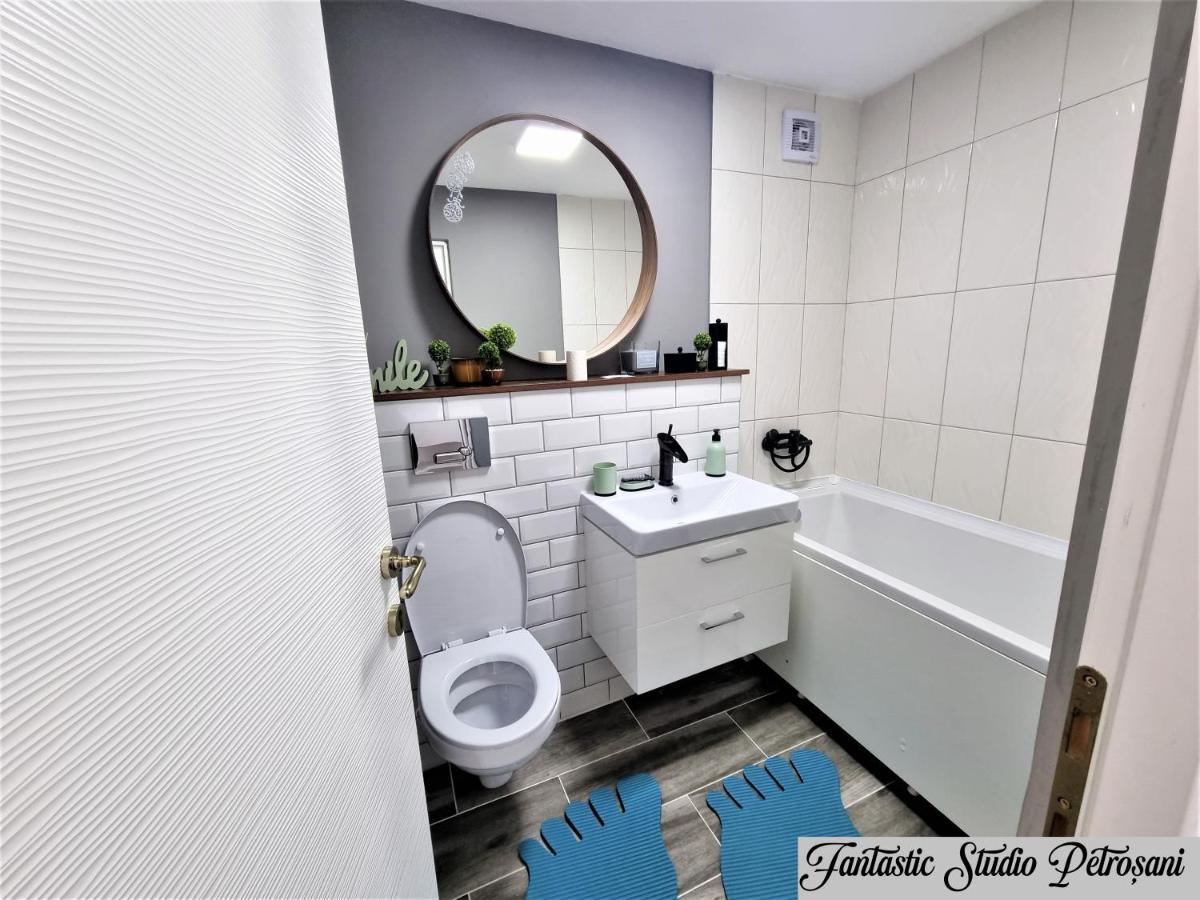~Fantastic Studio Petrosani~ Apartamento Exterior foto