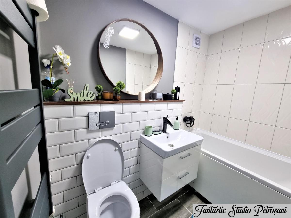 ~Fantastic Studio Petrosani~ Apartamento Exterior foto