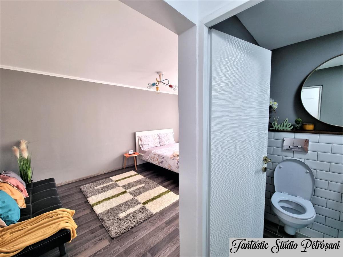 ~Fantastic Studio Petrosani~ Apartamento Exterior foto